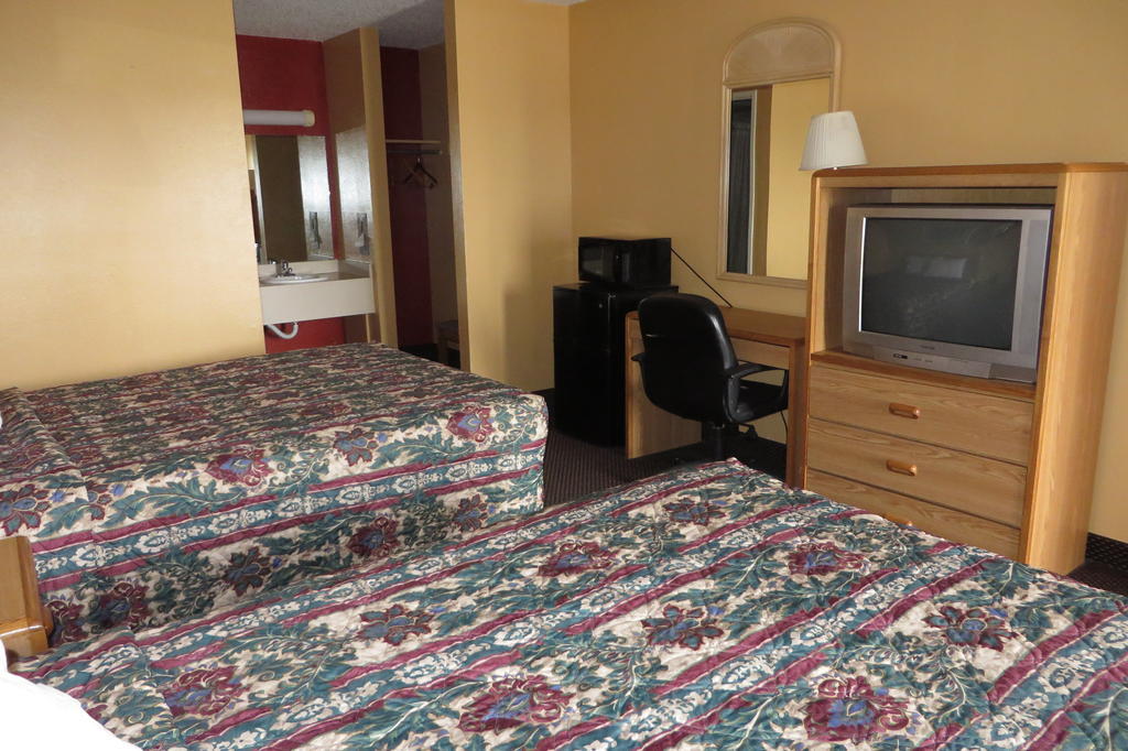 Economy Inn & Suites Joplin Room photo