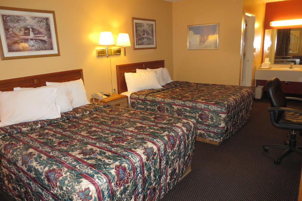 Economy Inn & Suites Joplin Room photo